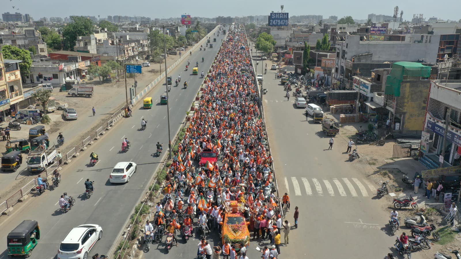 લિંબાયત વિધાનસભામાં આયોજિત આ ભવ્ય રોડ શો મોદીજીની ગેરંટી પર જનતાનો વિશ્વાસ દર્શાવે છે,. મોટી સંખ્યામાં નાગરિકો કહી રહ્યા છે કે, મોદીજી તમે આગળ વધો અમે તમારી સાથે છીએ. 